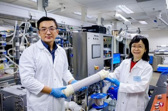 南洋理工大學(xué)校長講席教授王蓉（右）和高級研究員石磊博士在2018年成立了Aromatec有限公司進軍食品業(yè)。（南大提供）